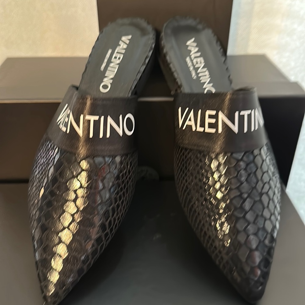 NEW Valentino Giglio Logo Embossed-
Snakeskin Mules Size 7